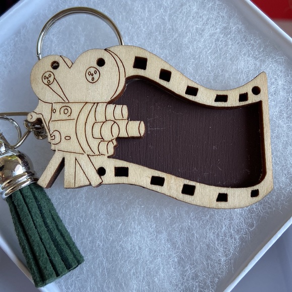 Personalized Wooden 3D MOVIE CAMERA 3Keychain with Tassel / Fridge Magnet - Picture 2 of 6